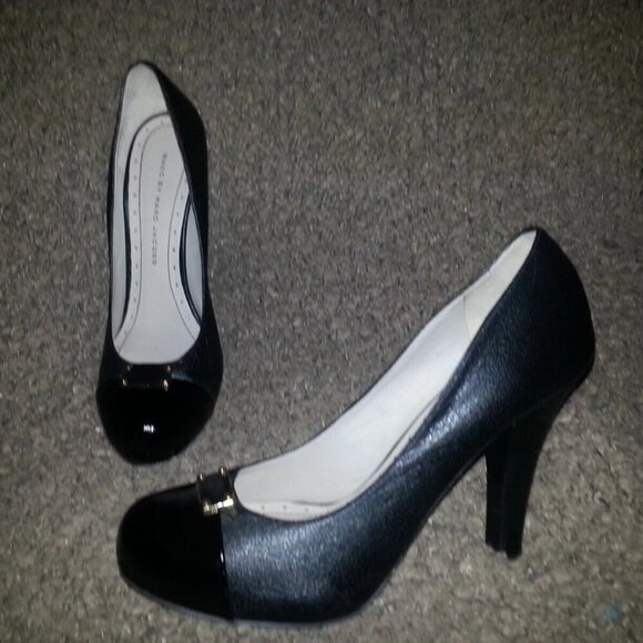 MARC BY MARC JACOBS-Logo Plaque Pump Heels-Black Leather-37.5M-6.5-Excellent - Picture 1 of 7